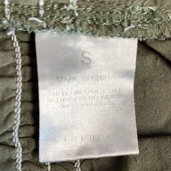 KAY + JAY  Bubble Sleeve Smocked Ruffled Cropped Blouse SZ Small Dark Green Red - Picture 6 of 7